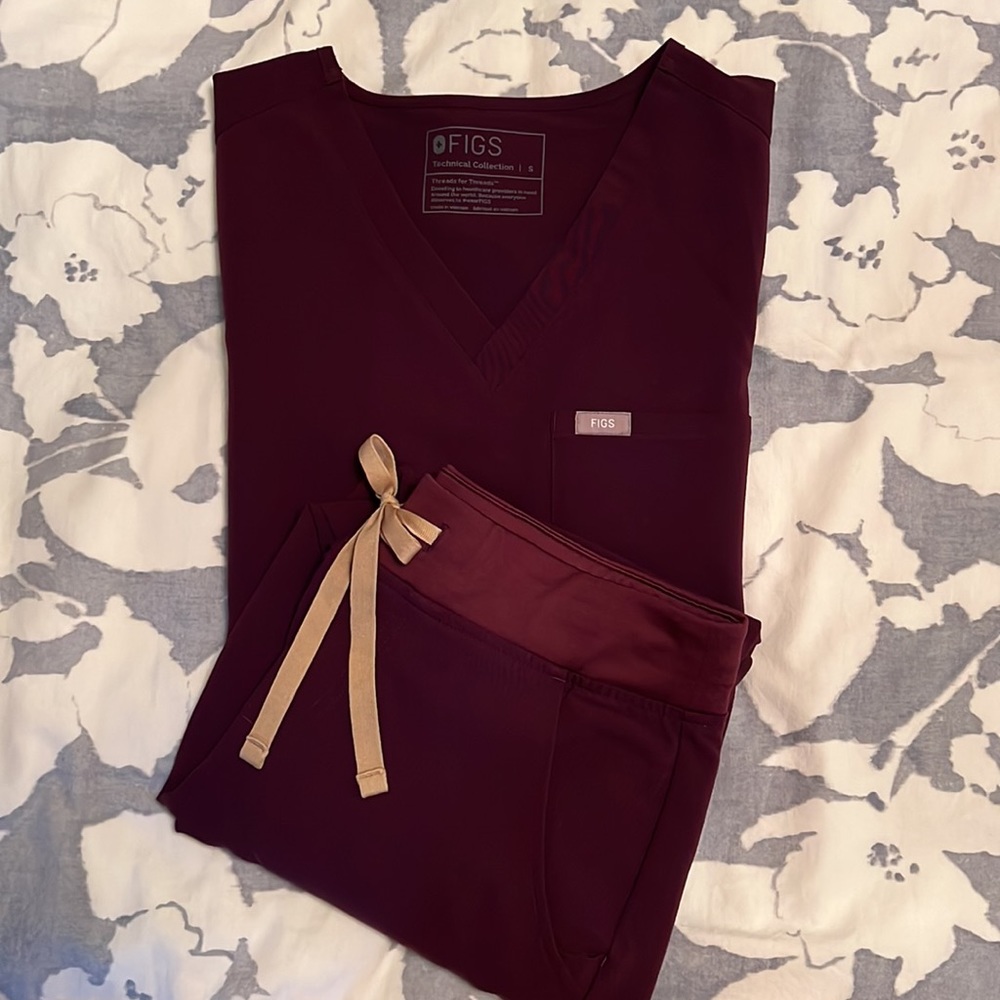 Figs Catrina One-Pocket Top & Zamora-Jogger Pants. Deep Purple Small